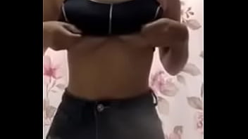 Perrita mistrando tetas