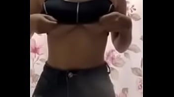 Perrita mistrando tetas