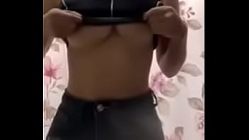 Perrita mistrando tetas