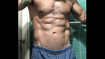 Amateur tatuado frente al espejo