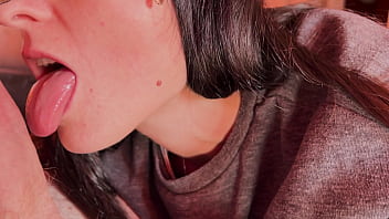 La cameriera nasconde la vera passione