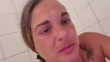 Emy angel sous la douche