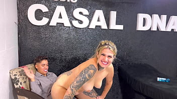 Depois de 20 anos sentando na mesma pica meu marido corno trouxe uma pica diferente pra minha sentar e gozar