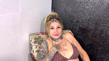 Depois de 20 anos sentando na mesma pica meu marido corno trouxe uma pica diferente pra minha sentar e gozar