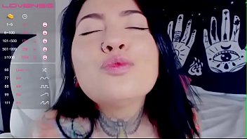 Chica emo se masturba para que la veas con la concha al aire Chica emo se masturba para que la veas con la concha al aire