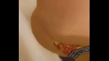 Ebony in yellow twerking