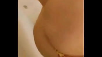 Ebony in yellow twerking