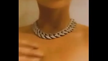 Ebony in yellow twerking