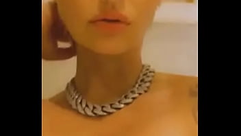 Ebony in yellow twerking