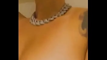 Ebony in yellow twerking