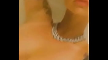 Ebony in yellow twerking