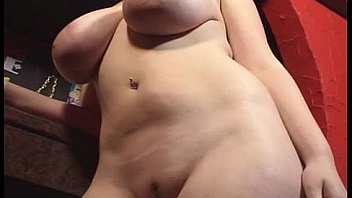 Teen skarlett shows her melons