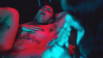 Lesbian scissoring & toes licking