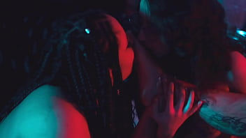 Lesbian scissoring & toes licking