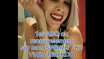 En direct de mon bureau je suis hyper chaude j'ai enlevé ma culotte et