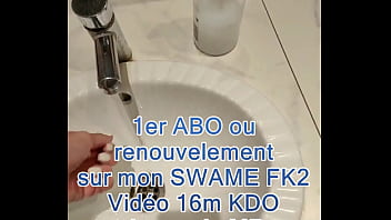 En direct de mon bureau je suis hyper chaude j'ai enlevé ma culotte et