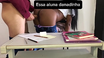 Durante o recreio professor e aluna ficaram sozinhos na sala de aula onde o professor acabou comendo sua bocetinha e colocou a cabecinha no seu cozinho