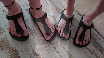 Barfuß diashow mit nylonjunge in birkenstocks