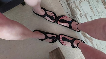 Barfuß diashow mit nylonjunge in birkenstocks