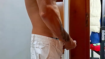 Flagrei minha meia irmã se masturbando