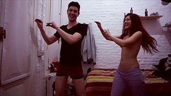 Bailando el pollito pío y un regalo extra Bailando el pollito pío y un regalo extra