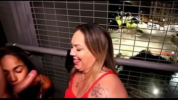 Fomos numa festa e ficamos presos na escadaria fomos pegos transando