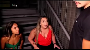 Fomos numa festa e ficamos presos na escadaria fomos pegos transando