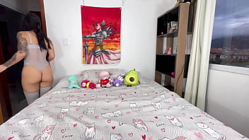 Novinha se alogando no quarto me deixou cheio de tesão e taquei minha pica gostoso