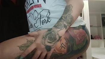 Tatuada safada exibe cuzinho pra internet toda Tatuada safada exibe cuzinho pra internet toda
