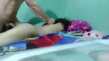 Vagina joven es penetrada por un rabo grande