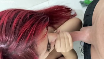 Encontrei essa gostosa e chamei ela pra ir no banheiro comigo ela é muito safada