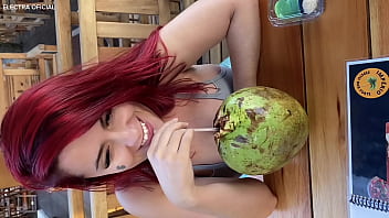 Encontrei essa gostosa e chamei ela pra ir no banheiro comigo ela é muito safada