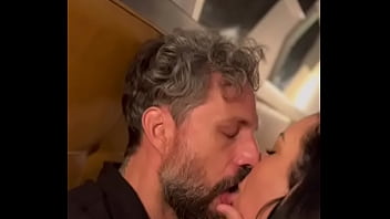 Não resisti o amigo do meu marido e dei para ele