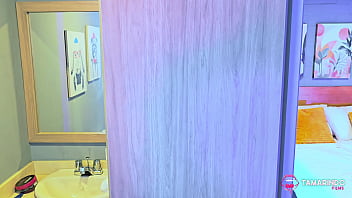 Se masturba en el baño y me la cojo para no decirle a sus papas