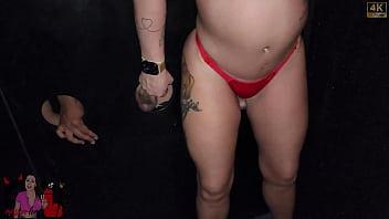 Marido leva esposa gostosa na casa de swing chegando lá ele é surpreendido e a puta escolhe 2 rolas grandes no buraco e fode no pelo e toma muito leite