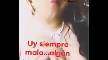 Chica muestra las testas en facebook