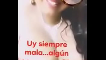 Chica muestra las testas en facebook