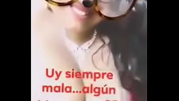 Chica muestra las testas en facebook