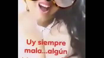 Chica muestra las testas en facebook