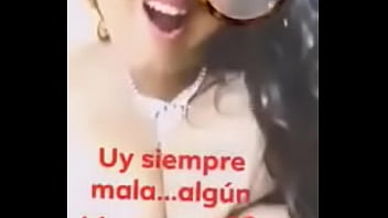 Chica muestra las testas en facebook