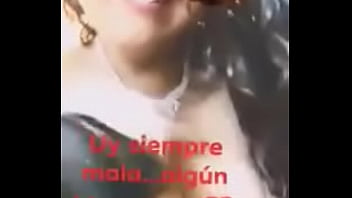 Chica muestra las testas en facebook