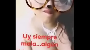 Chica muestra las testas en facebook