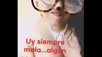 Chica muestra las testas en facebook