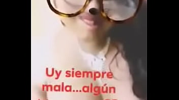 Chica muestra las testas en facebook