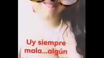 Chica muestra las testas en facebook