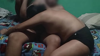 Amante caliente chupando polla y cabalgando verga de su joven amante