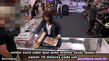 Mulher faz sexo com dono de loja