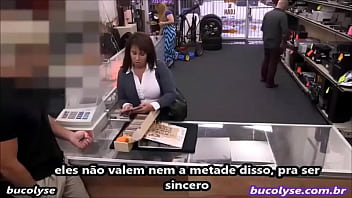 Mulher faz sexo com dono de loja