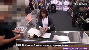 Mulher faz sexo com dono de loja