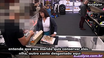 Mulher faz sexo com dono de loja